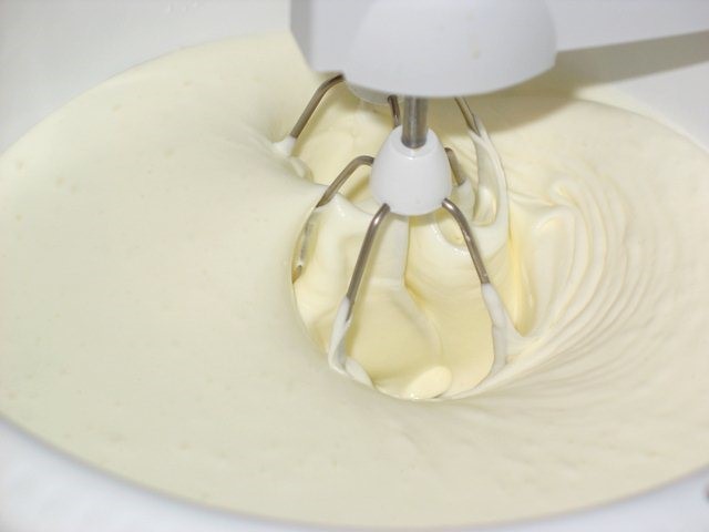Взбивание крема для торта