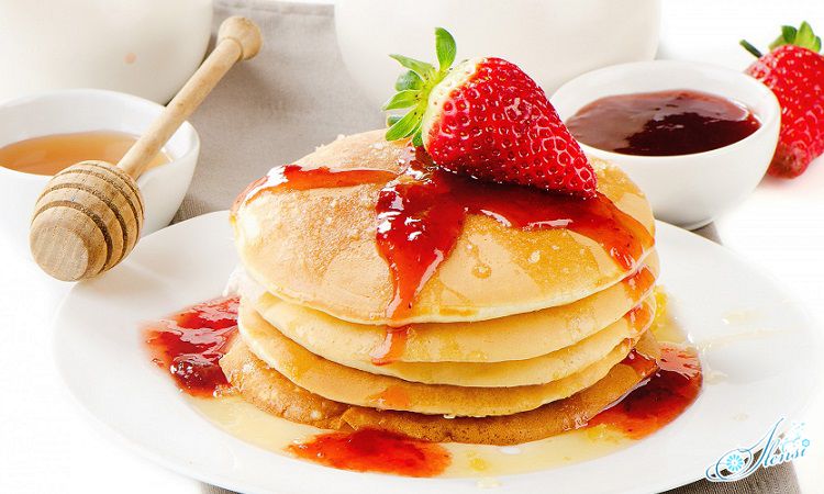 Яблочные оладьи с клубничным джемом
