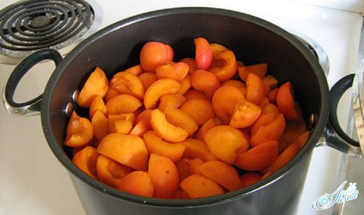 кастрюля с абрикосами