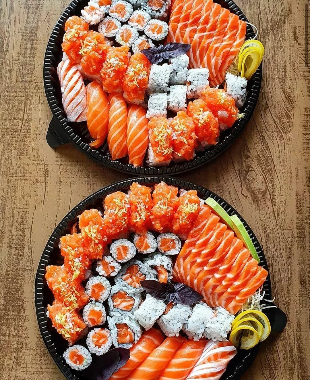 Ассорти из роллов с суши