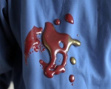 Как отстирать жирное пятно на одежде и вернуть любимой вещи вид, будто ничего не было