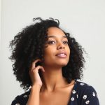 Уход за вьющимися волосами: увлажнение и укладка