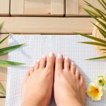Гладкие шаги под солнцем: уход за ногами летом — педикюр и увлажнение